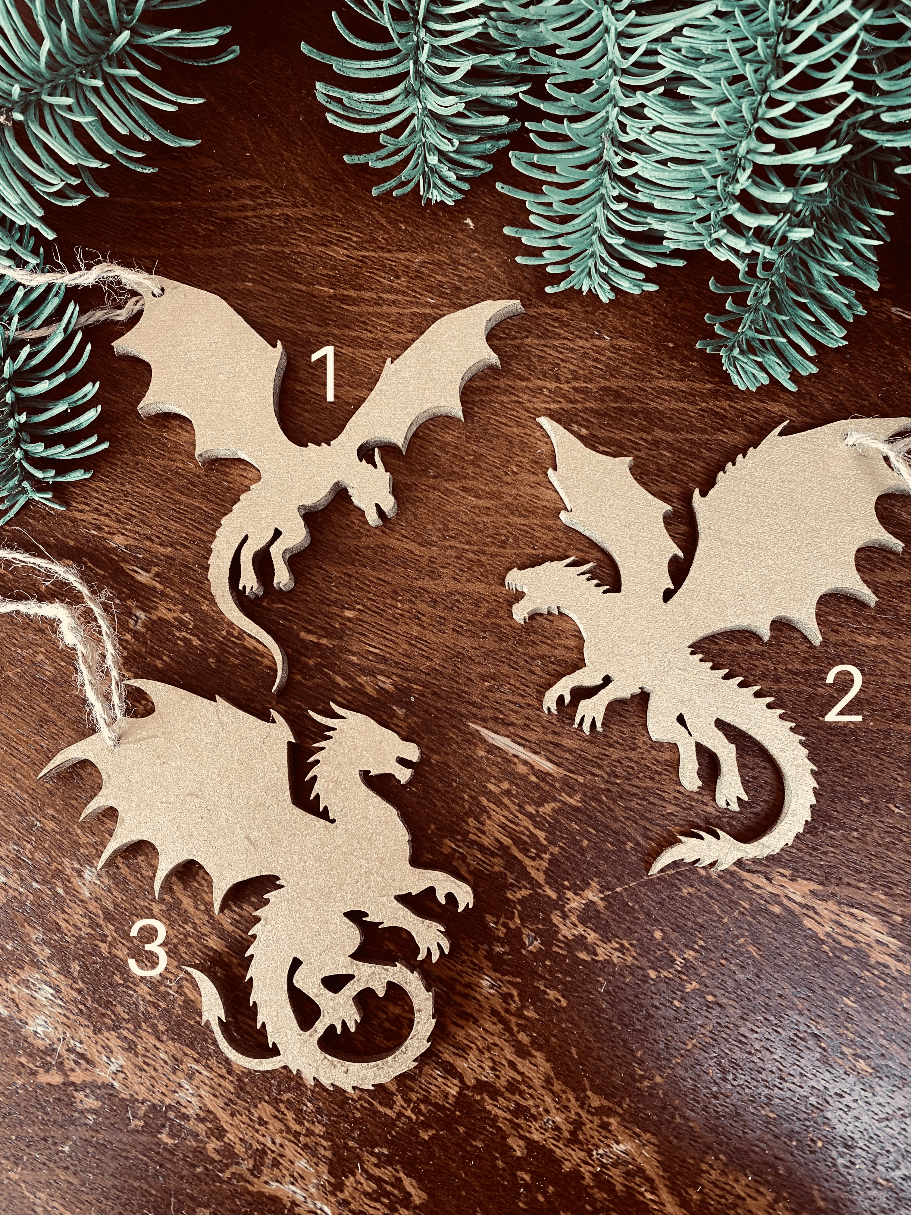 Suspensions dragons dorés – Décoration de Noël & bibliothèque