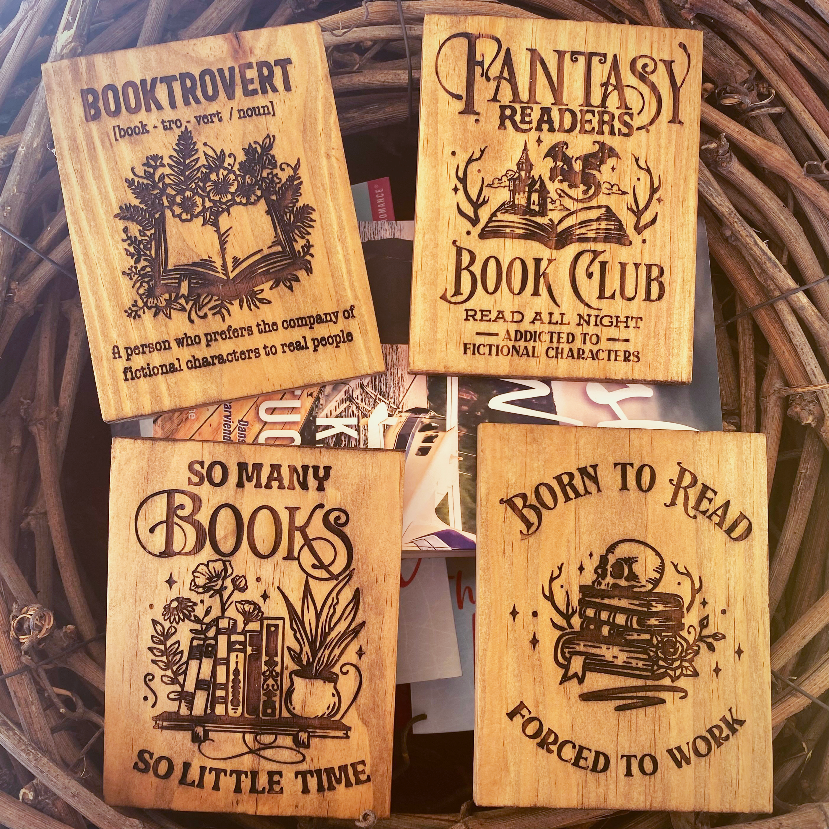 Décorations de bibliothèque en bois gravé