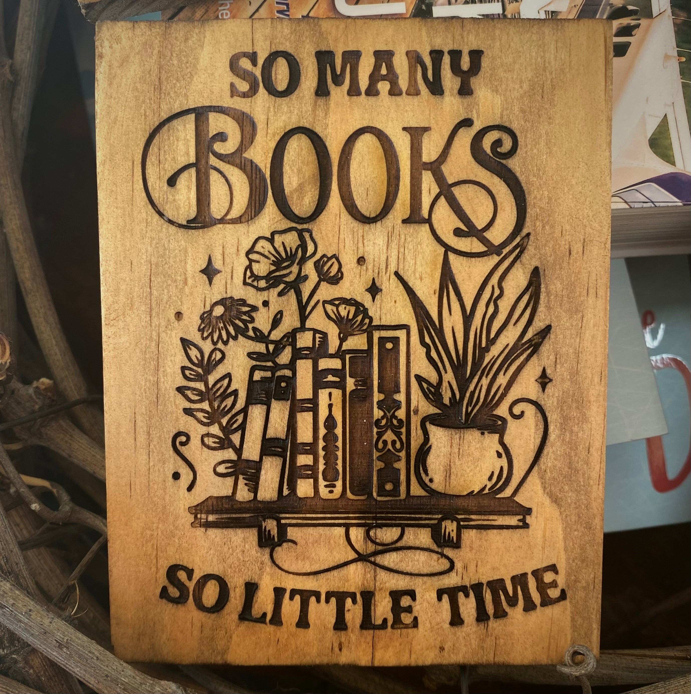 Décorations de bibliothèque en bois gravé