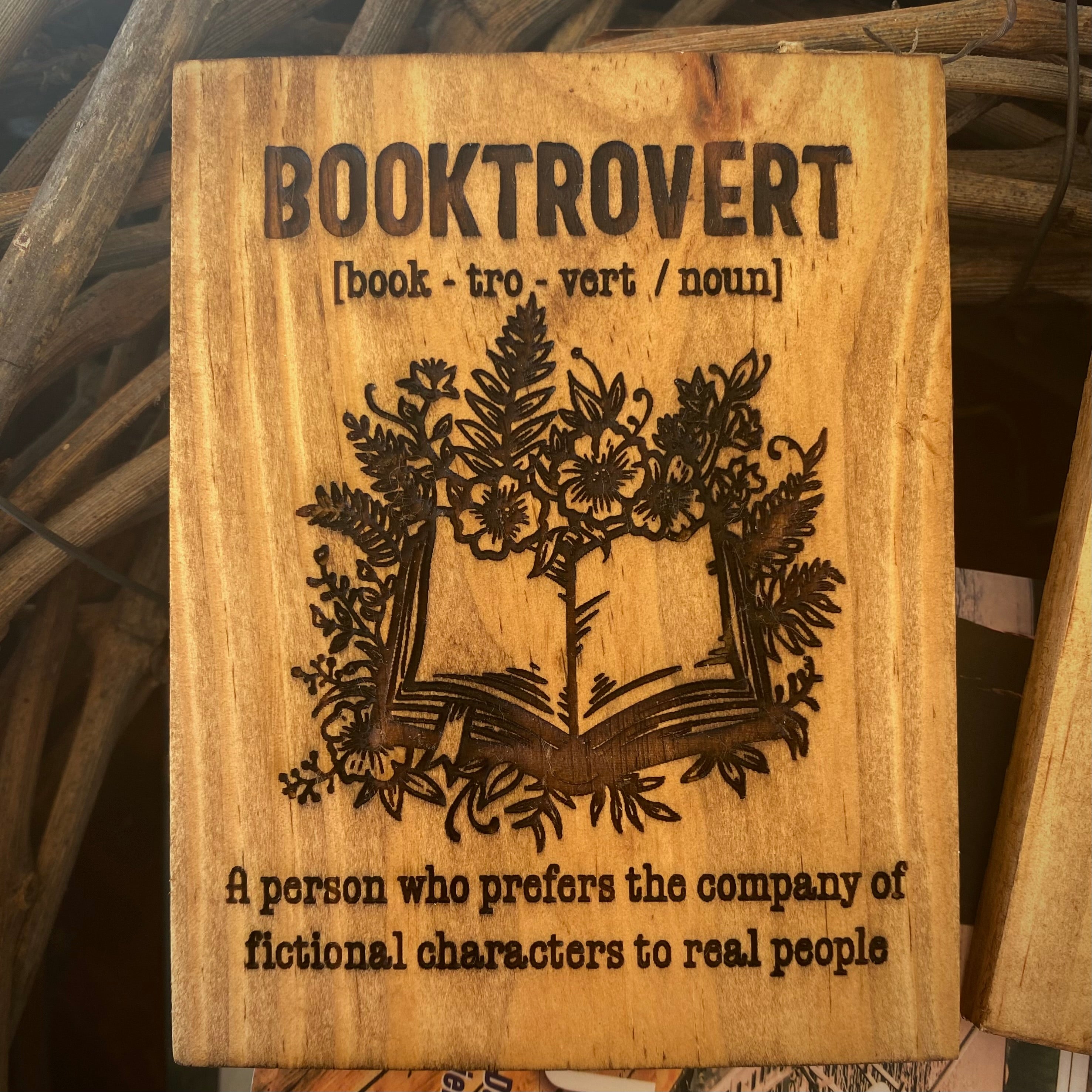 Décorations de bibliothèque en bois gravé