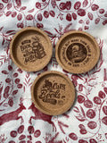 Repose-tasses en liège gravé – Bookish Edition