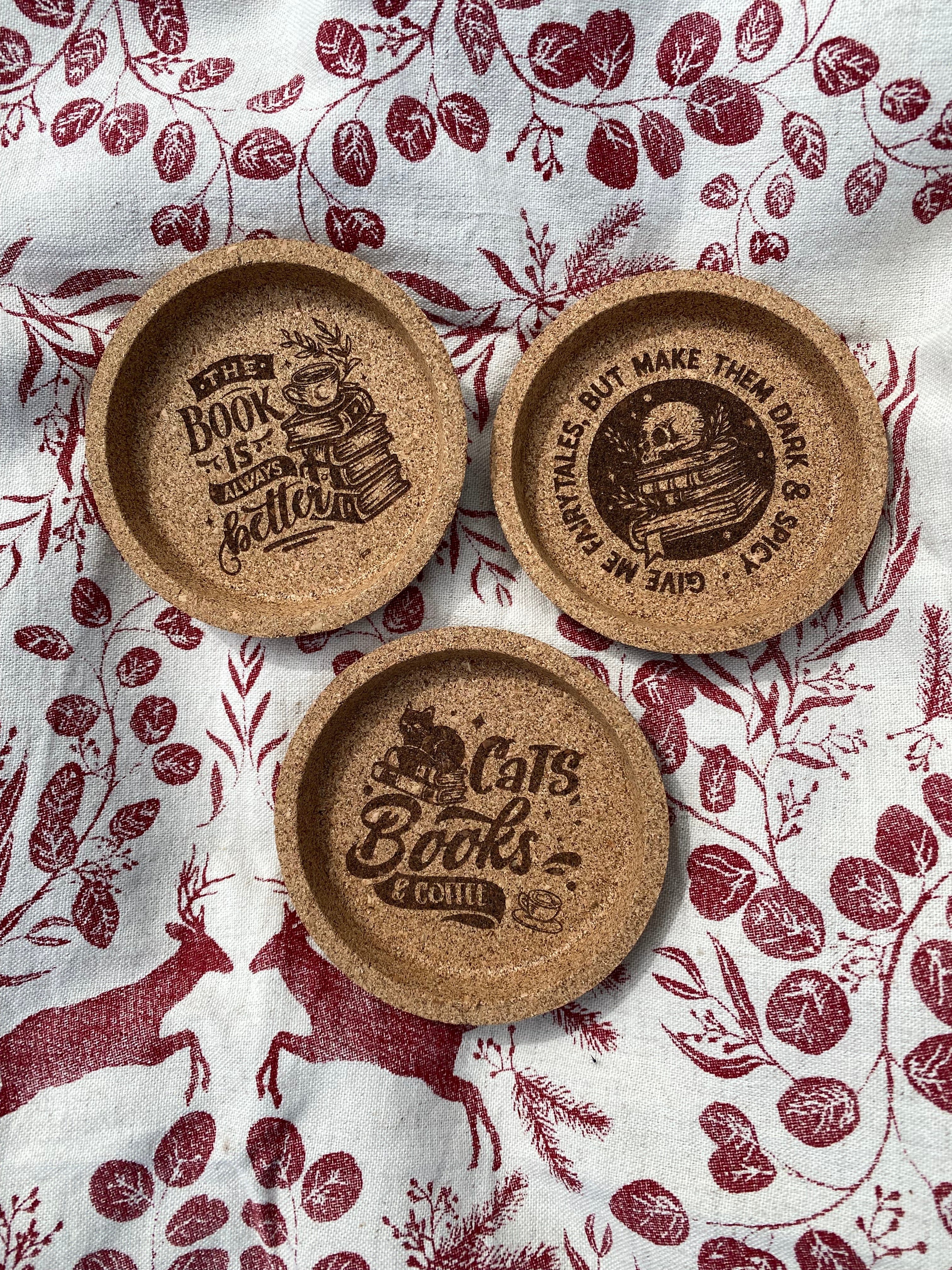 Repose-tasses en liège gravé – Bookish Edition
