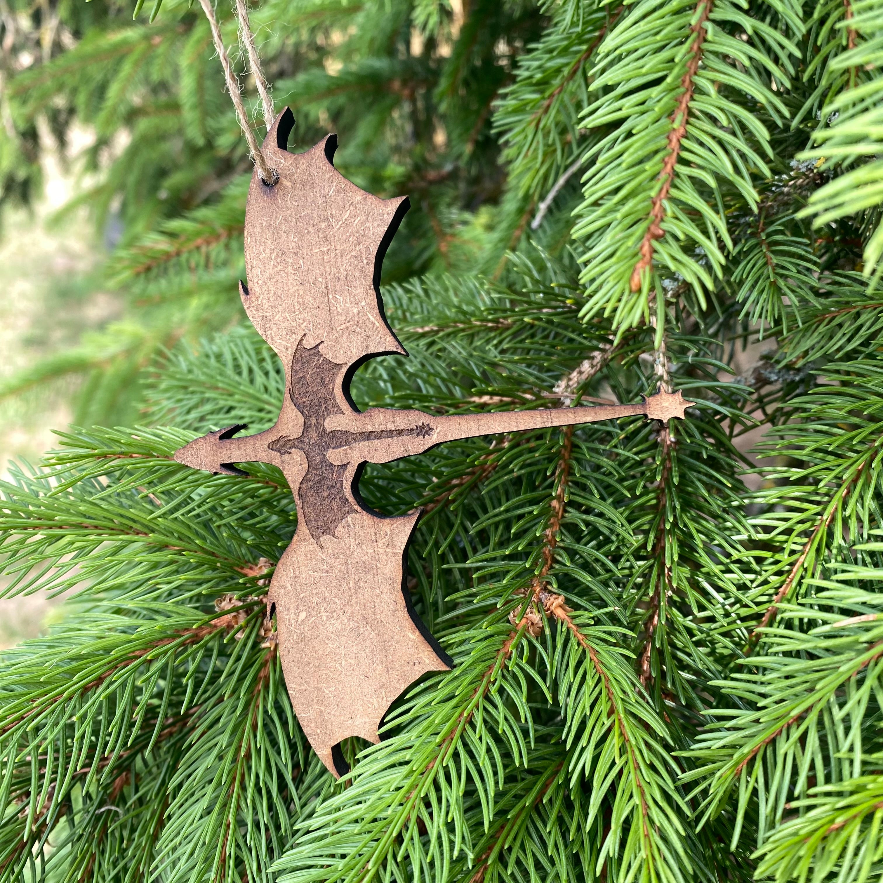 Suspension dragon en bois gravé – décoration romantasy et fantasy