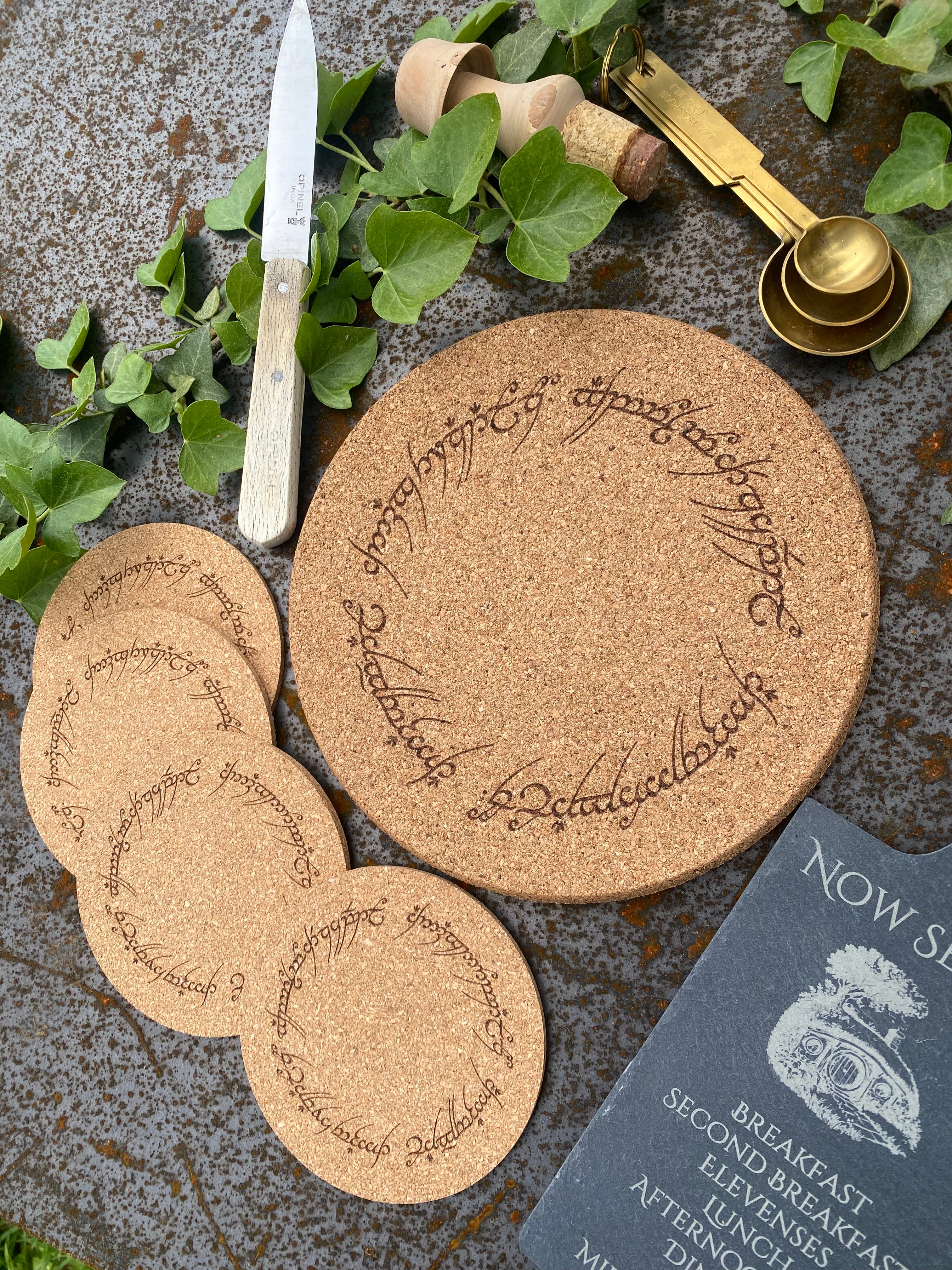 Sous-verres et dessous de plat en liège gravé – Inscription légendaire