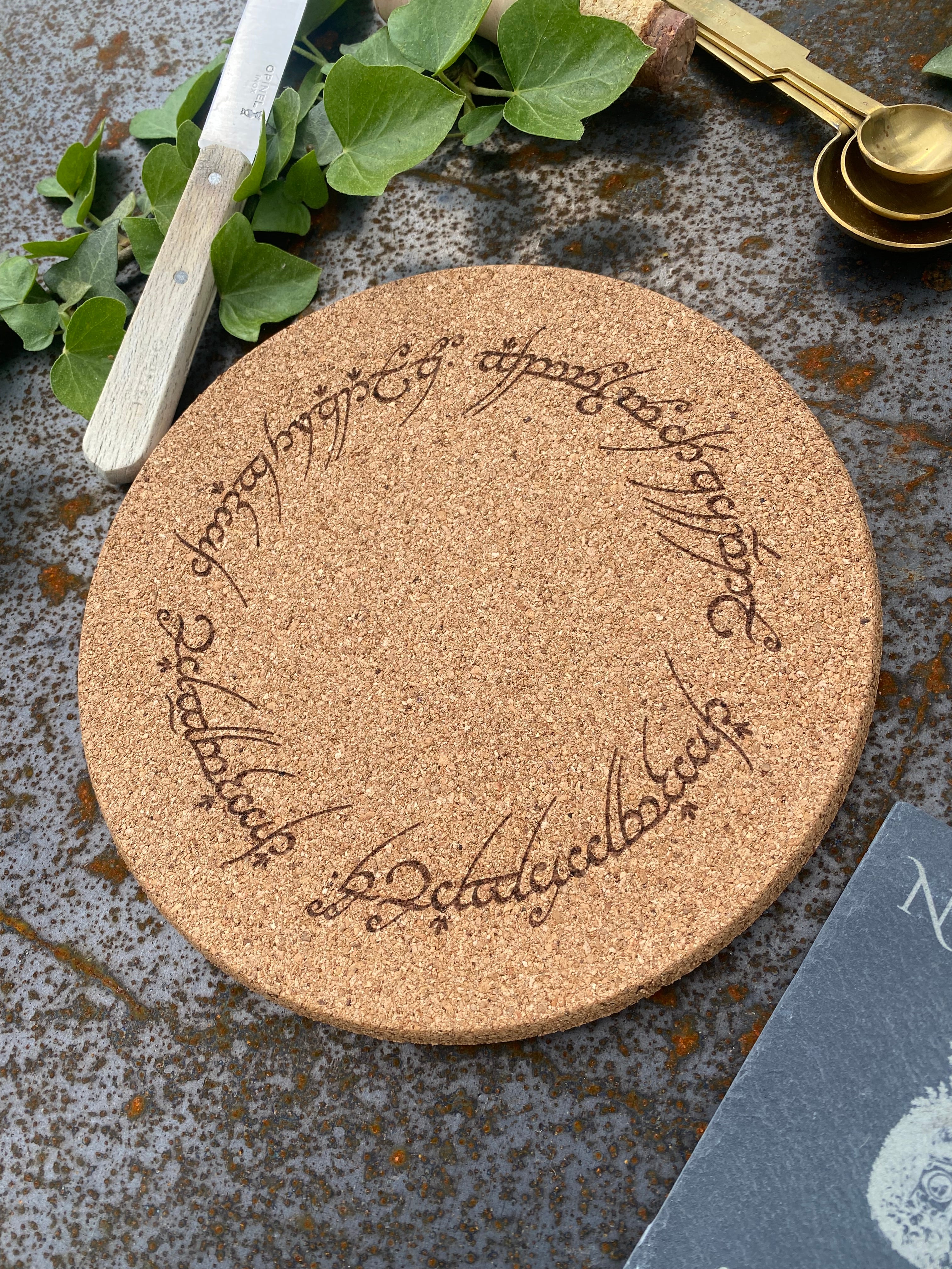 Sous-verres et dessous de plat en liège gravé – Inscription légendaire