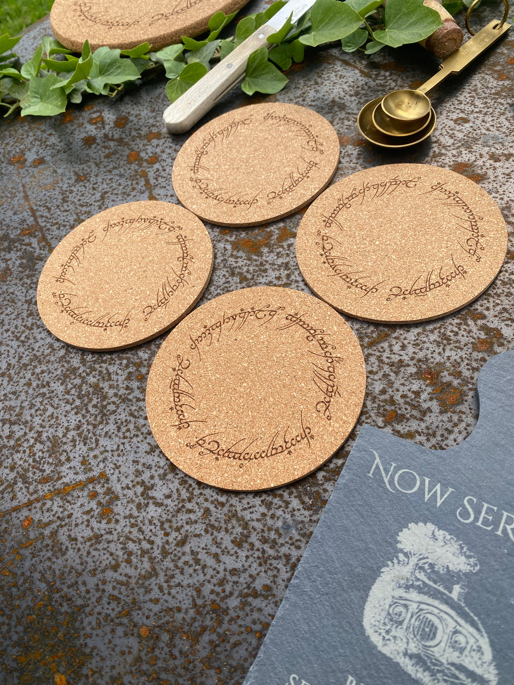 Sous-verres et dessous de plat en liège gravé – Inscription légendaire