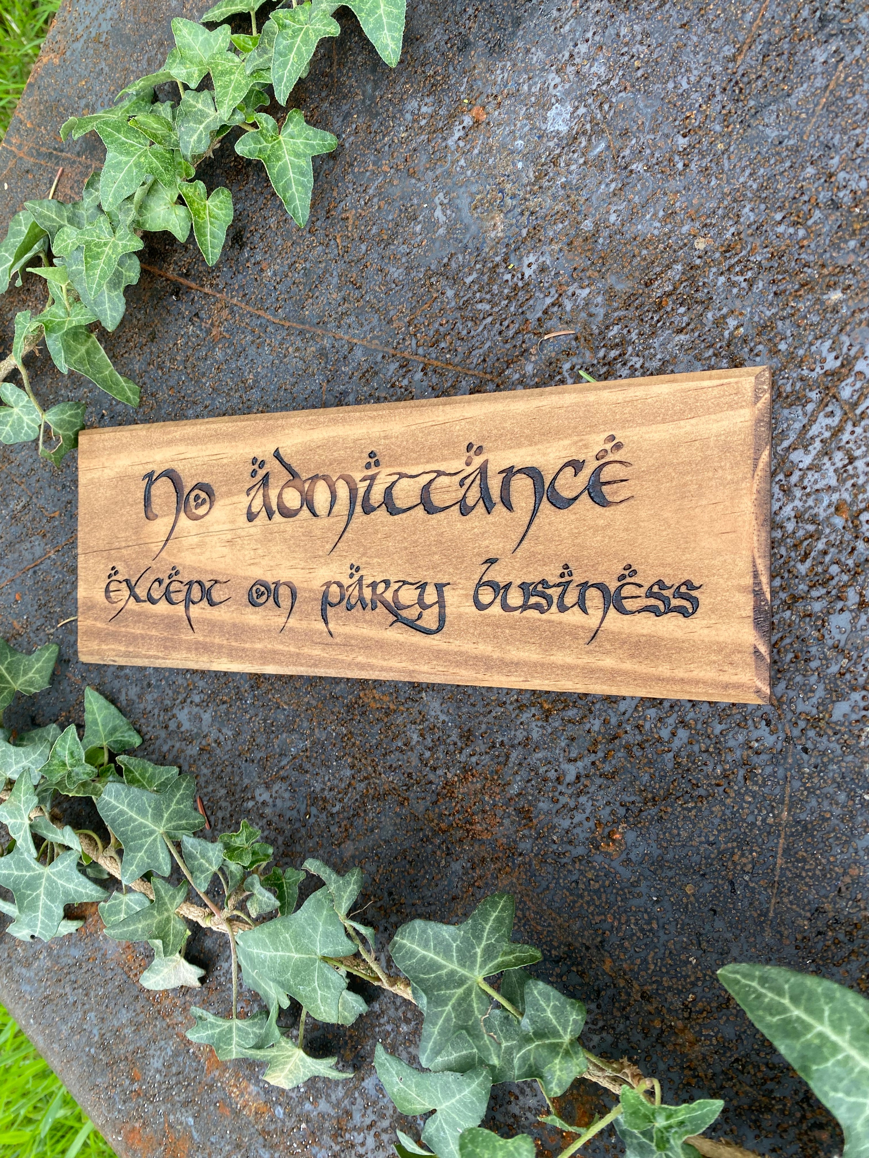 Panneau décoratif en bois « No Admittance Except on Party Business »