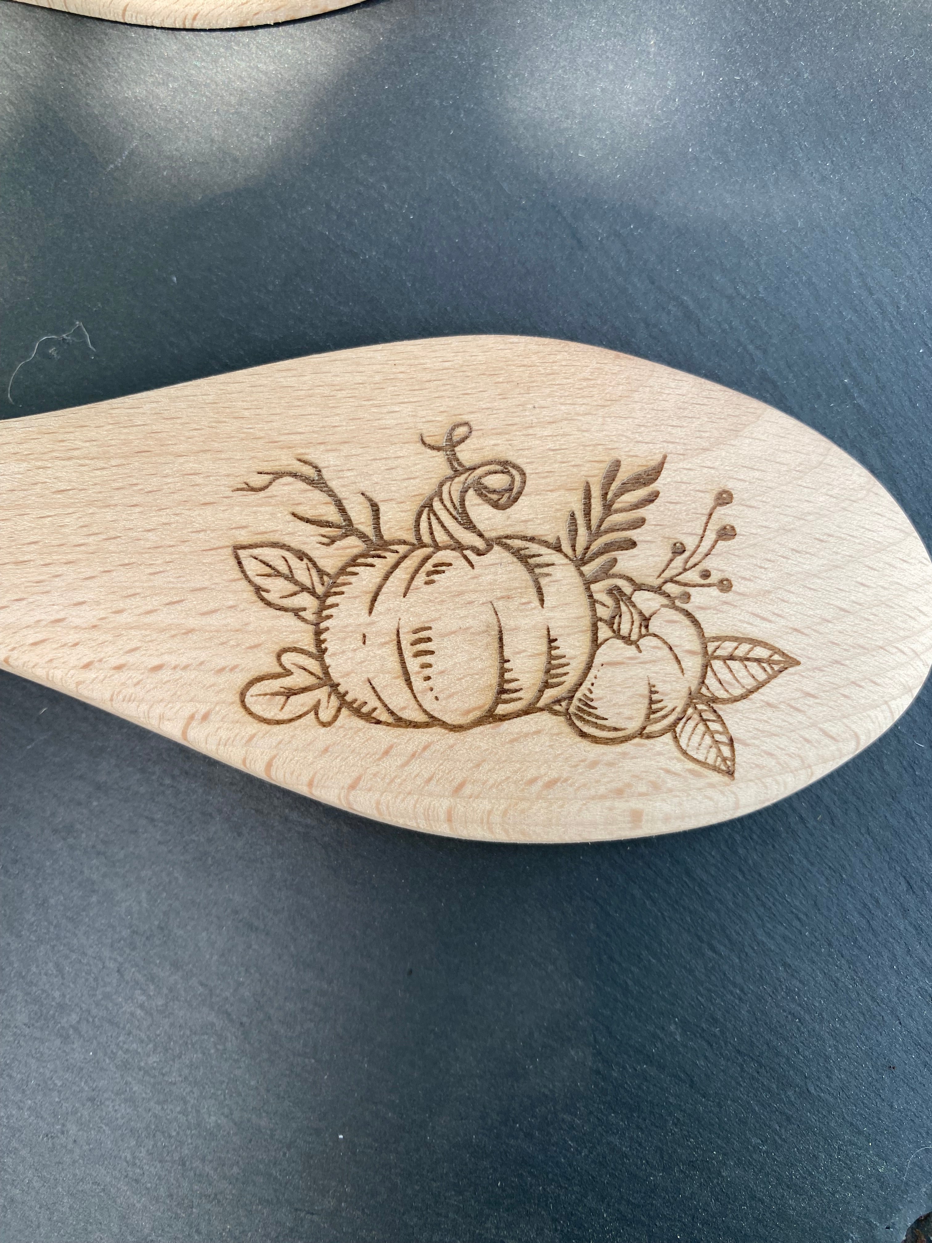 Cuillères de cuisine en bois gravées – Motifs Citrouilles
