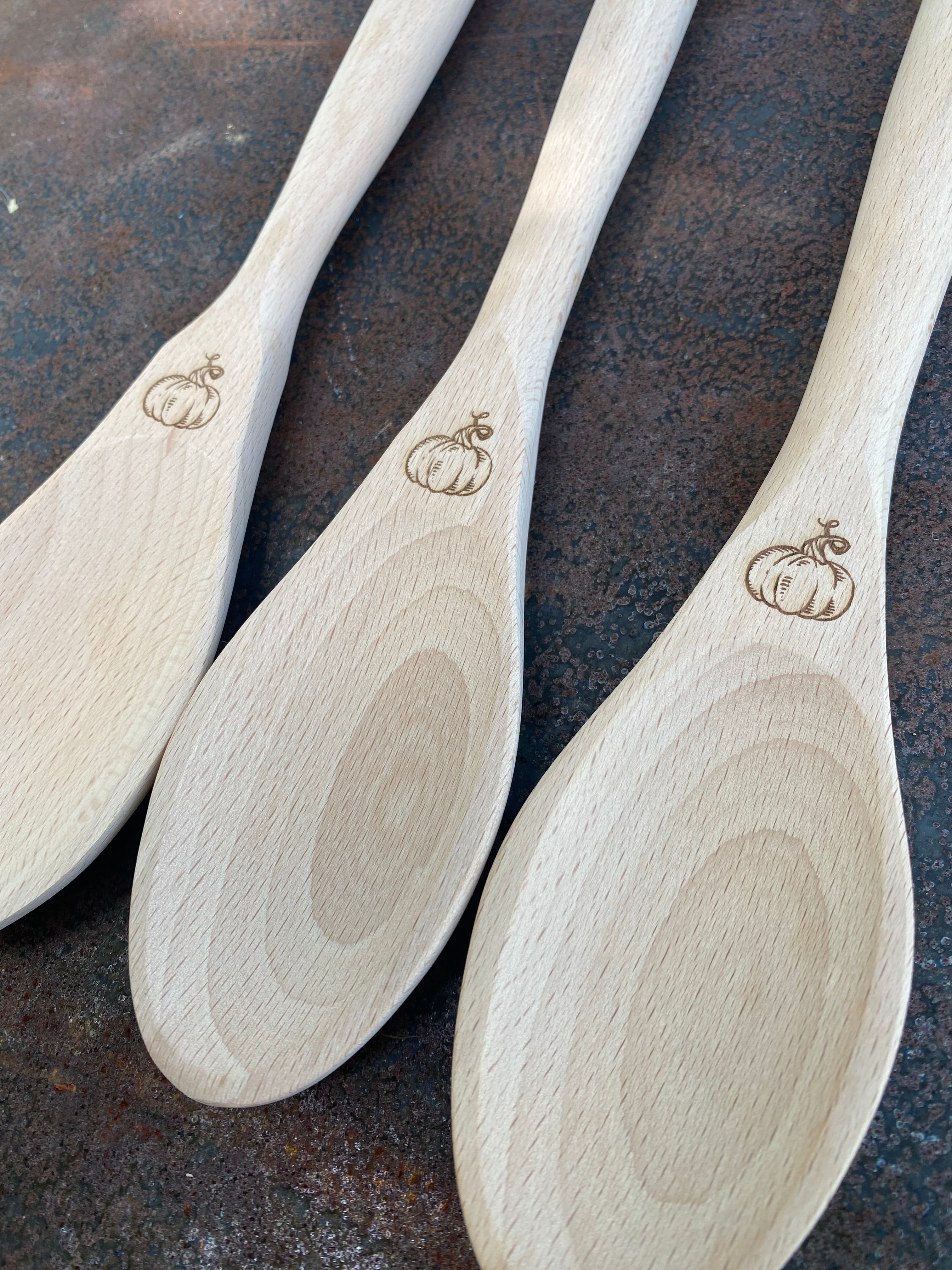 Cuillères de cuisine en bois gravées – Motifs Citrouilles