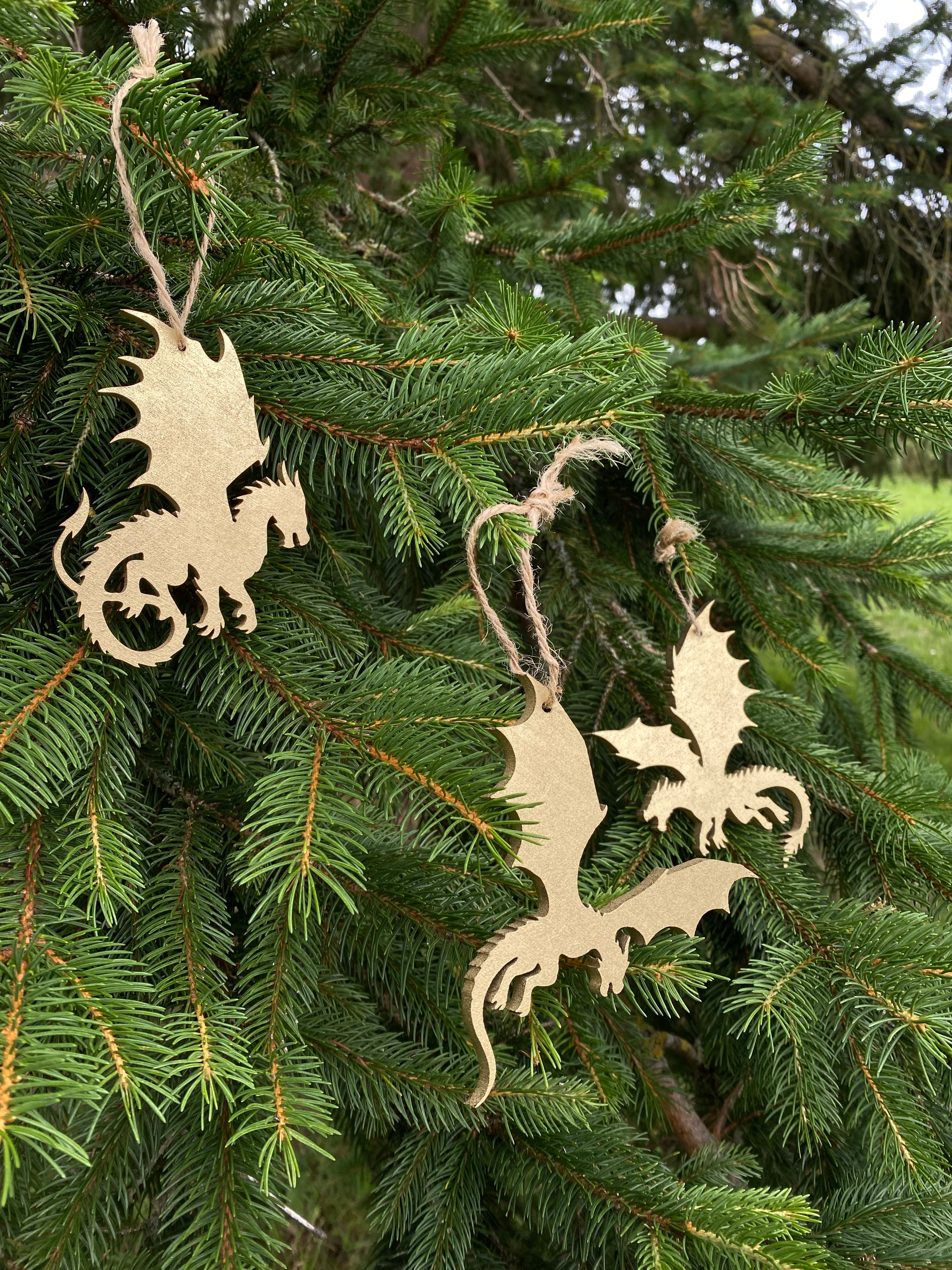 Suspensions dragons dorés – Décoration de Noël & bibliothèque