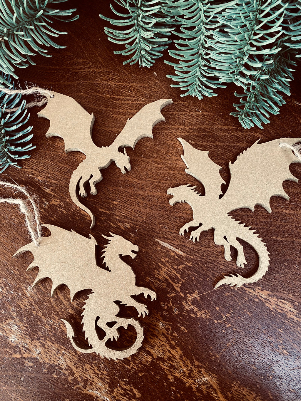 Suspensions dragons dorés – Décoration de Noël & bibliothèque