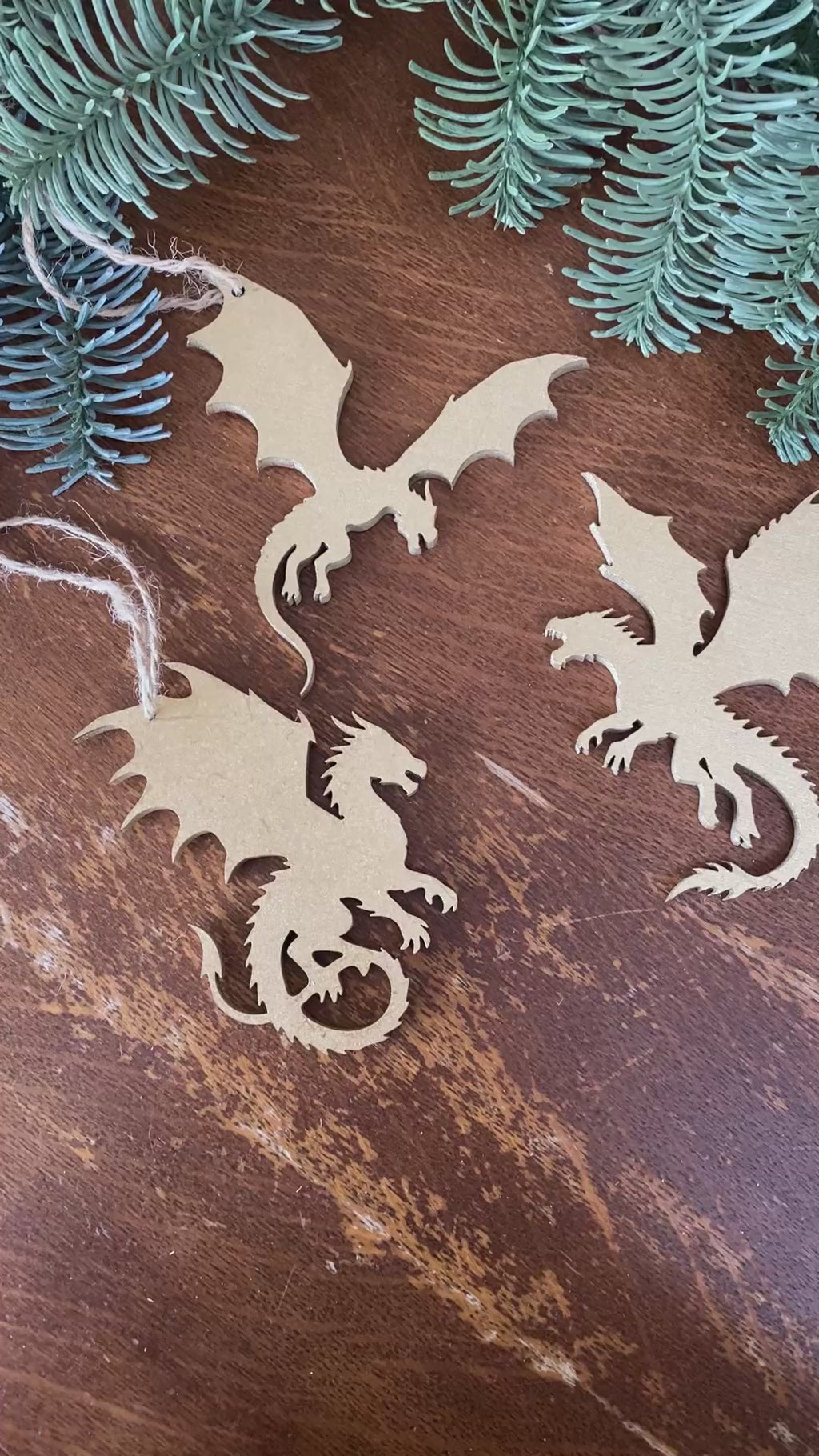 Suspensions dragons dorés – Décoration de Noël & bibliothèque