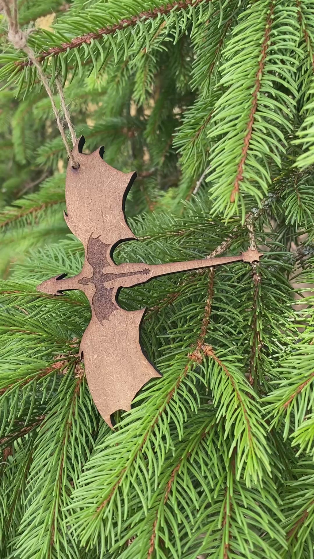 Suspension dragon en bois gravé – décoration romantasy et fantasy